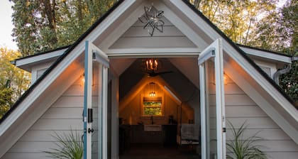 Nest-Treetop Oasis -studio, jossa on suuri kannen kävelykeskus