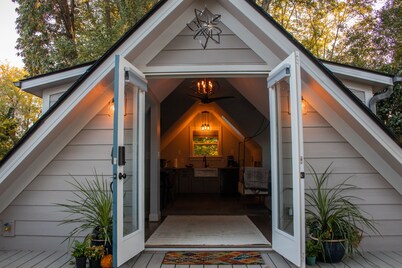 The Nest- Treetop Oasis studio with large deck- walk downtown