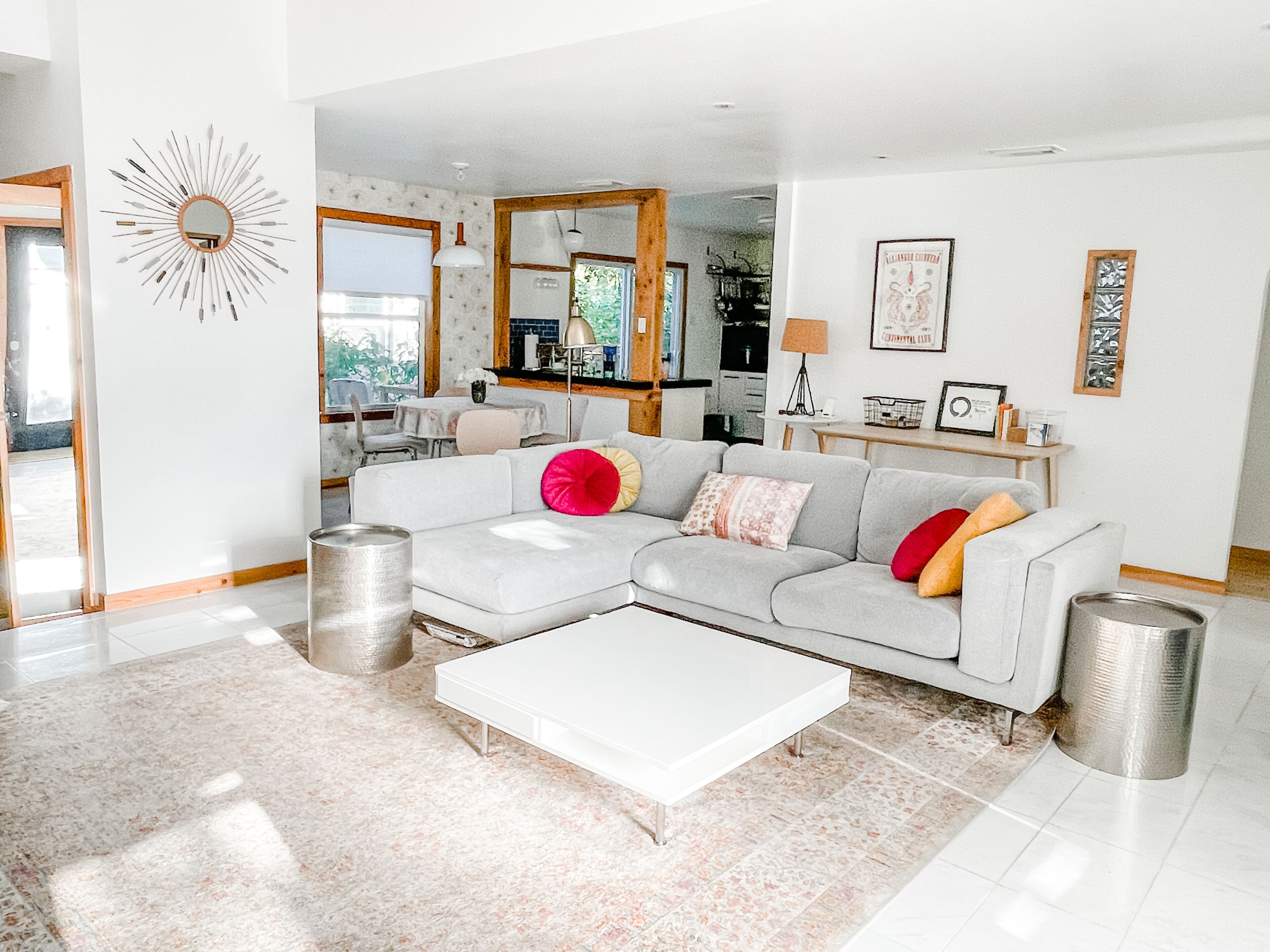 Light-filled 3 bd / 2 ba with separate work studio. Pet friendly!