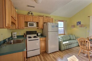 Refrigerador, microondas, parrilla de estufa y utensilios de cocina
