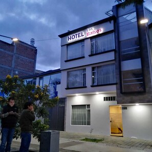 Front of property – evening/night - Hotel Los Balsos (San Juan de Pasto)