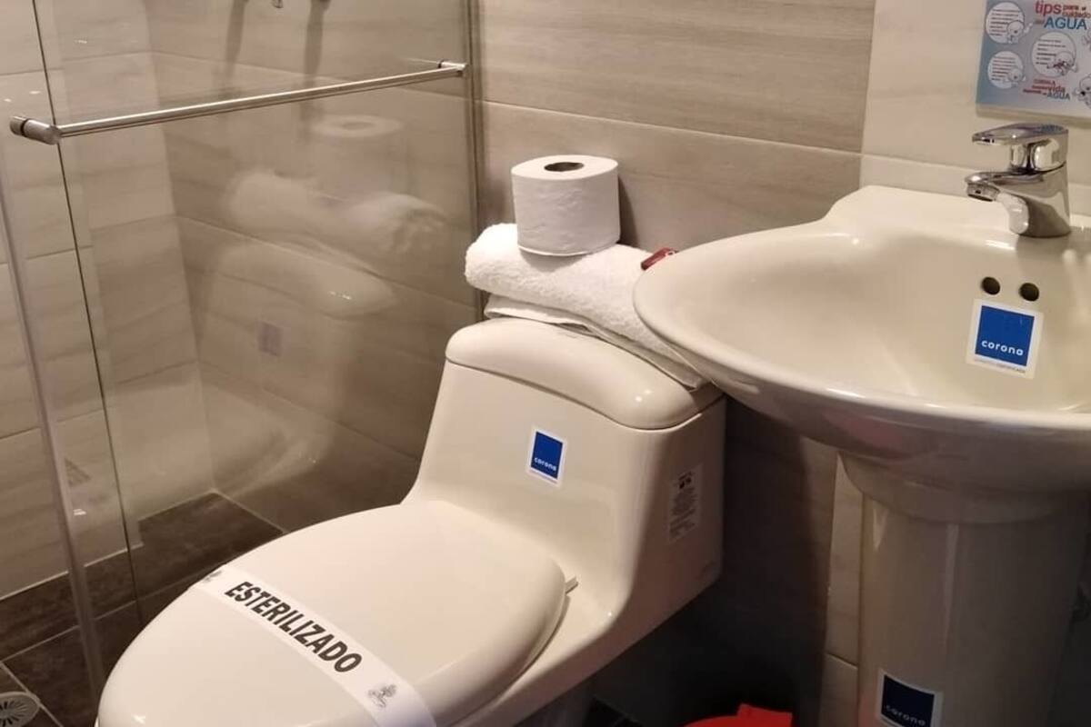 Ducha, toallas, jabón y champú
