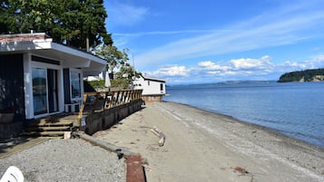 在海滩、沙滩椅、沙滩毛巾