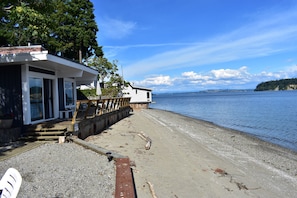 Plage, chaises longues, serviettes de plage