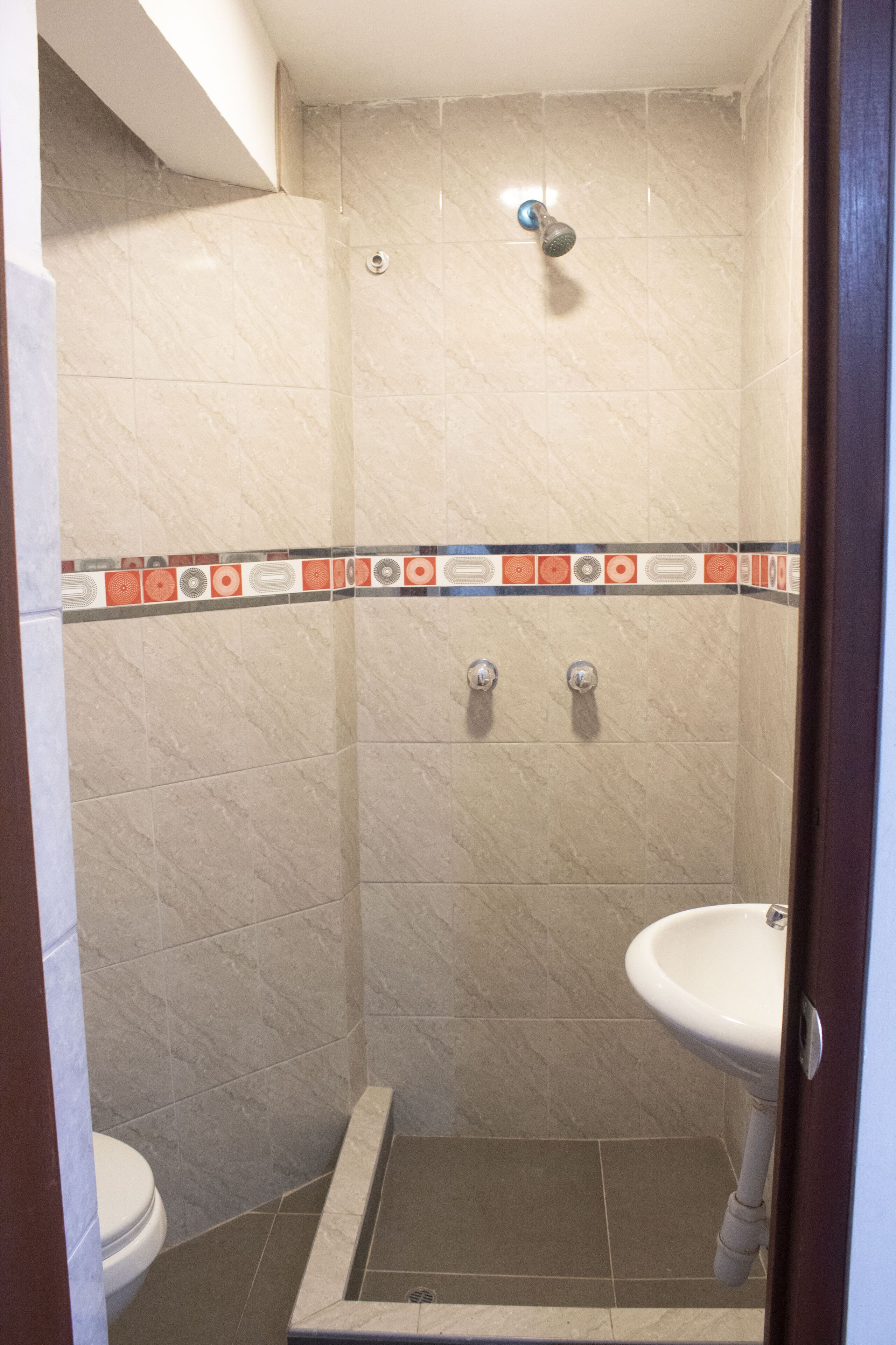 Rainfall showerhead, towels, soap, toilet paper