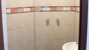 A bathroom with a shower, toilet, and sink. - Guest House Yuraq Wasi (Cusco)