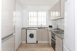 Refrigerador, microondas, horno y cafetera y tetera 