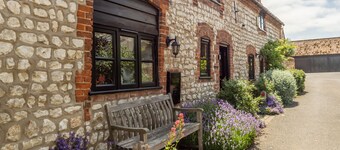 Eine wunderschön gestaltete Scheune aus Ziegeln und Kreide im Dorf Titchwell.