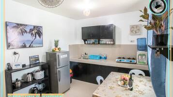 Réfrigérateur, plaque de cuisson, cafetiÚre/bouilloire