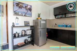 Fridge, stovetop, coffee/tea maker, electric kettle