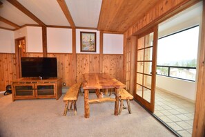 Dining - Mammoth Mountain View 2 Bdrm@ Canyon Lodge w/2 Car Garage, Wifi & 3 HotTubs (Mammoth Lakes)