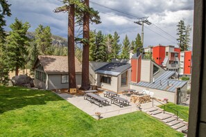 Outdoor dining - Mammoth Mountain View 2 Bdrm@ Canyon Lodge w/2 Car Garage, Wifi & 3 HotTubs (Mammoth Lakes)