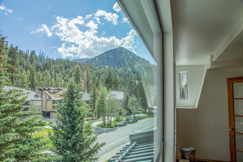 Mammoth Mountain View 2 Bdrm@ Canyon Lodge w/2 Car Garage, Wifi & 3 HotTubs