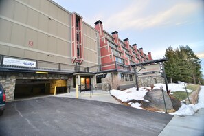 Exterior - Mammoth Mountain View 2 Bdrm@ Canyon Lodge w/2 Car Garage, Wifi & 3 HotTubs (Mammoth Lakes)