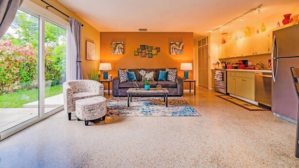 Smart TV, books - #4 ❤️ Sunny, Newly Furnished 1BR apt (Fort Lauderdale)
