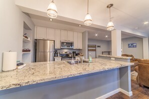 冷蔵庫、電子レンジ、オーブン、コンロ