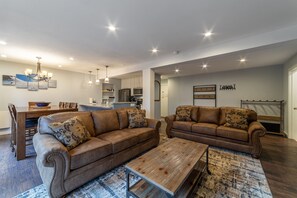 テレビ、暖炉、DVD プレーヤー