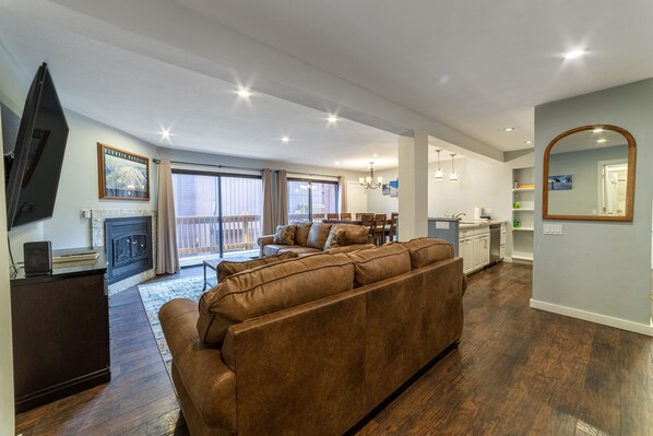 テレビ、暖炉、DVD プレーヤー