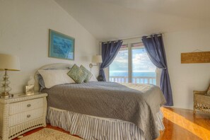 4 bedrooms, desk, iron/ironing board, free WiFi - Blue Seahorse *Carrabelle/Eastpoint/St. George FL Beachfront* Pet-Friendly** (Carrabelle)