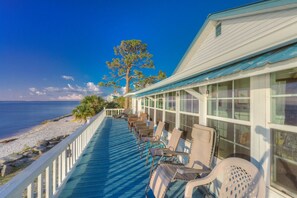 Terrace/patio - Blue Seahorse *Carrabelle/Eastpoint/St. George FL Beachfront* Pet-Friendly** (Carrabelle)