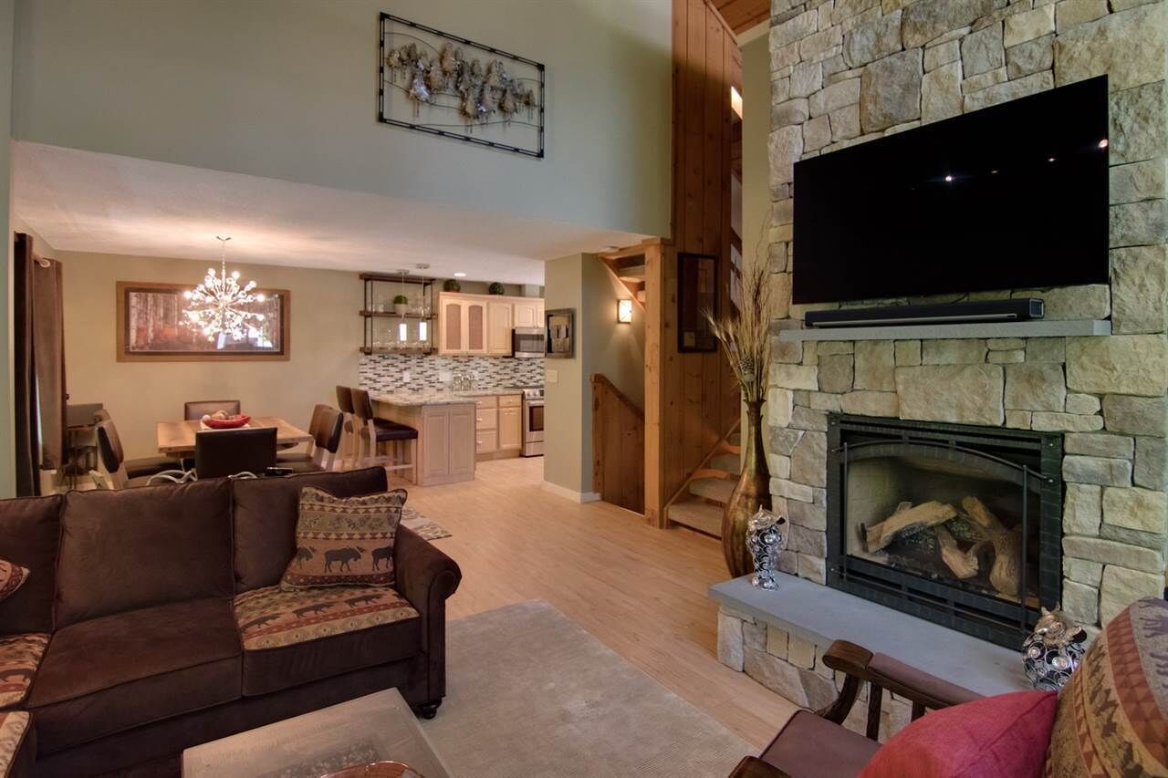 Smart-tv, een open haard, een dvd-speler en boeken