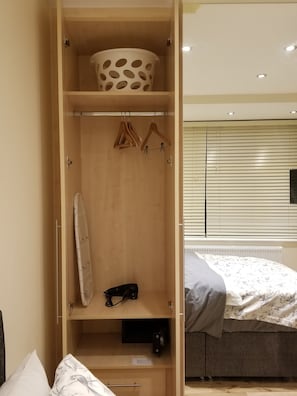 1 chambre, coffres-forts dans les chambres, fer et planche Ă repasser