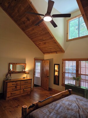 4 bedrooms, desk, iron/ironing board, travel cot - Peaceful Mountain Cabin (Sapphire)