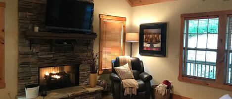 Smart-TV, Kamin, DVD-Player, Tischtennisplatte