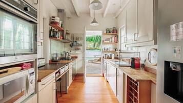 雪櫃、微波爐、焗爐、爐具