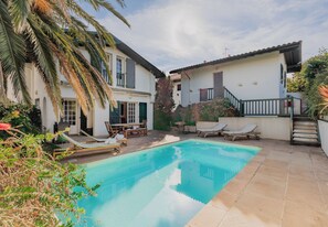 Et oppvarmet basseng