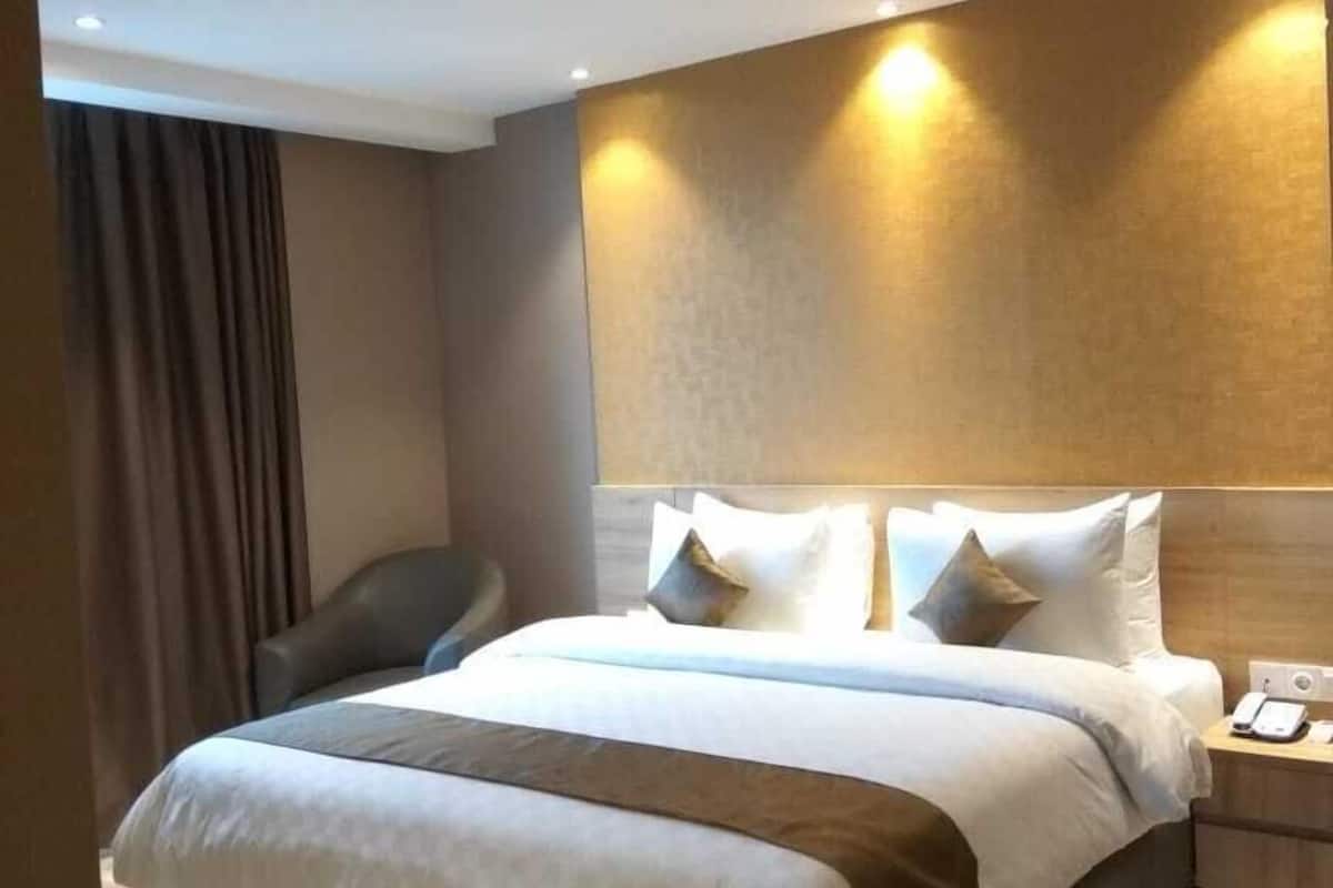 superior room | desk, laptop workspace, iron/ironing board, free wifi