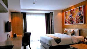 Kamar Superior | Meja kerja, ruang kerja ramah laptop, dan setrika/meja setrika