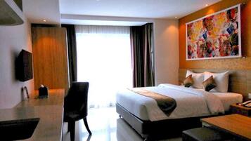 Kamar Superior | Meja kerja, ruang kerja ramah laptop, dan setrika/meja setrika