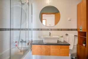 Bathtub, hair dryer, towels, soap - Levada dos Piornais, a Home in Madeira (Funchal)