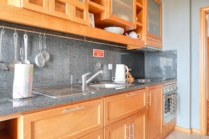 Fridge, microwave, oven, coffee/tea maker - Levada dos Piornais, a Home in Madeira (Funchal)