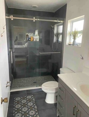 Shower, hair dryer, towels, soap - Comfortable and Spacious house near the beach (Naples)