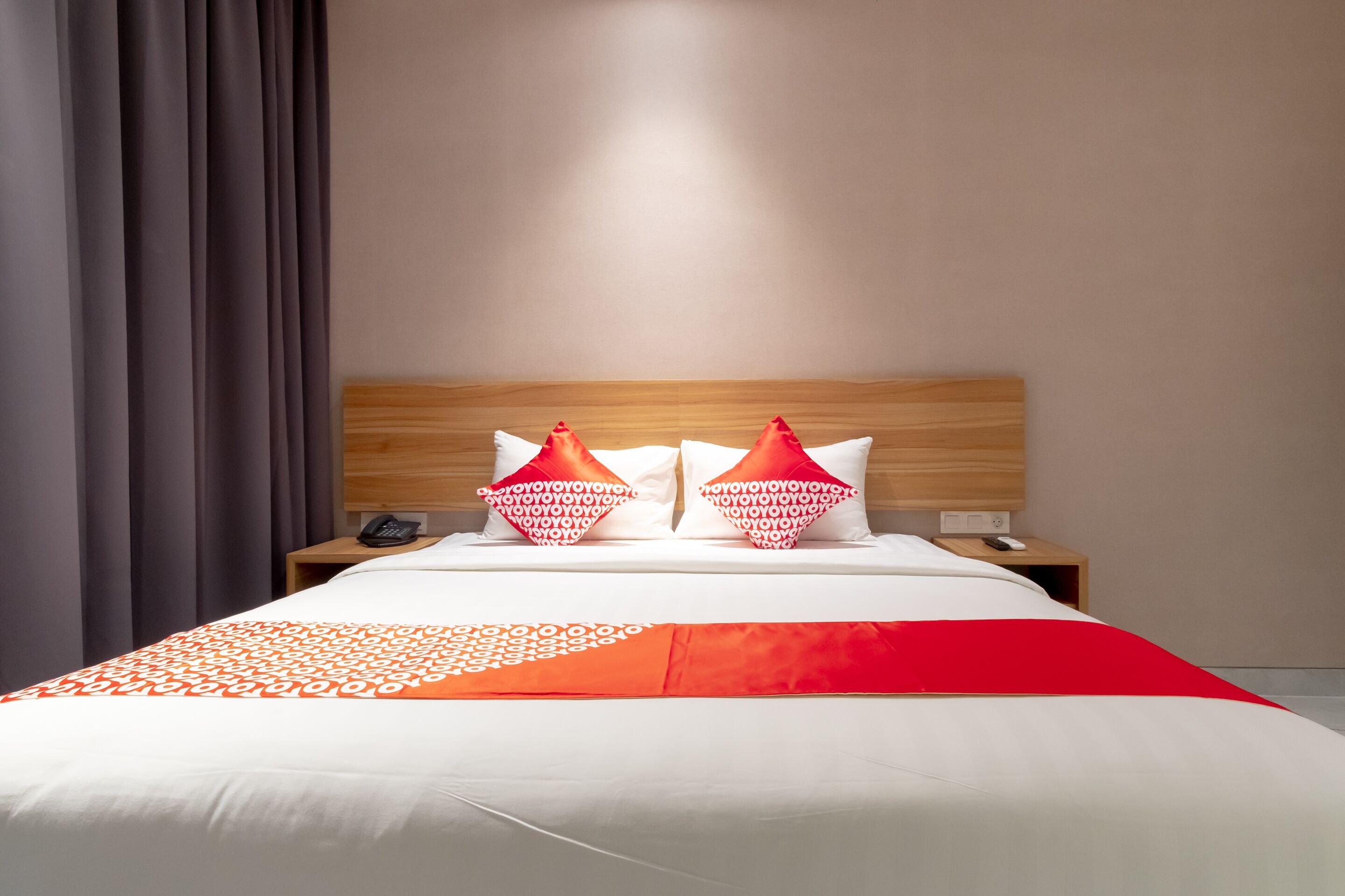 deluxe double room | in-room safe, desk, soundproofing, free wifi