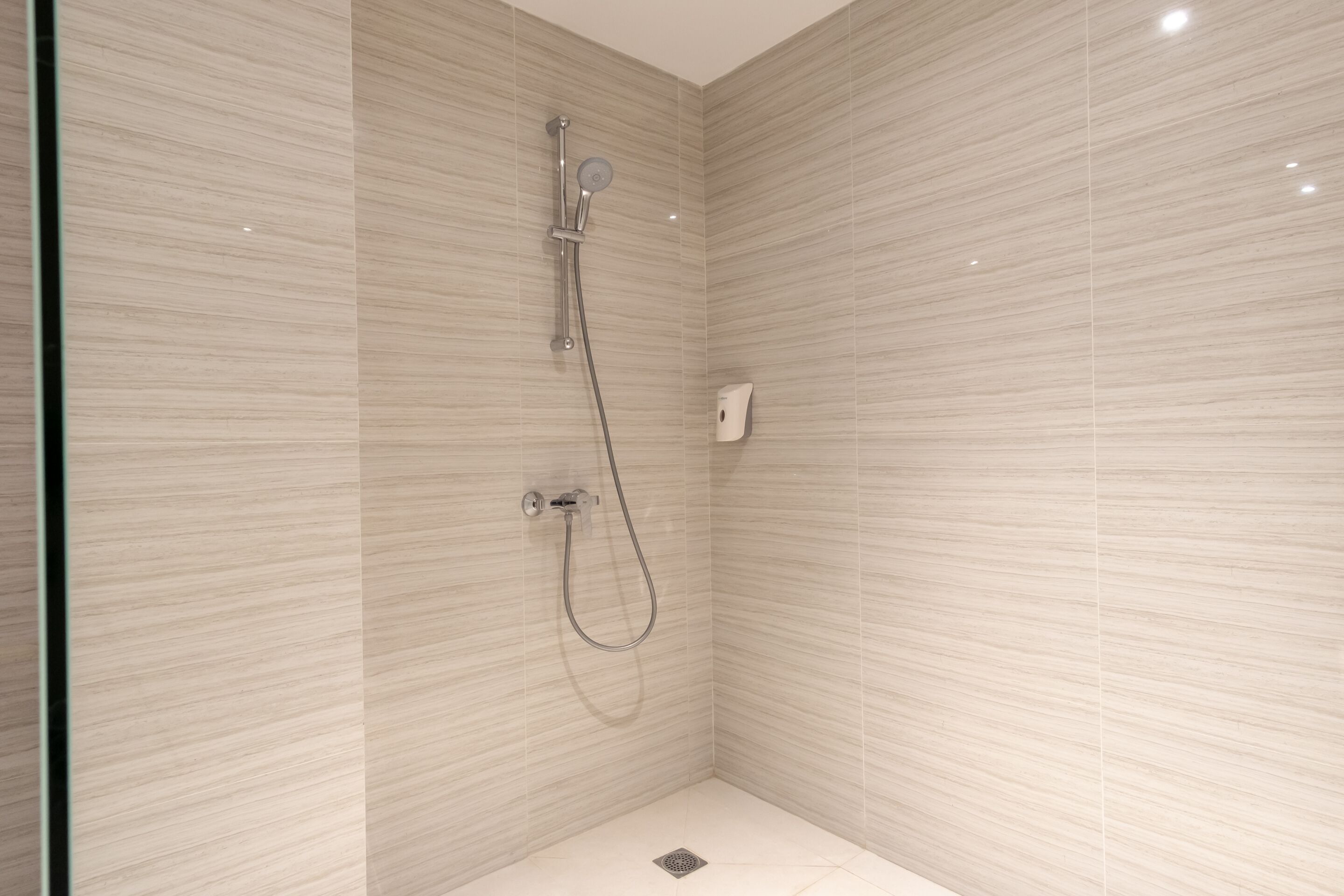 deluxe suite | bathroom | shower, slippers, towels