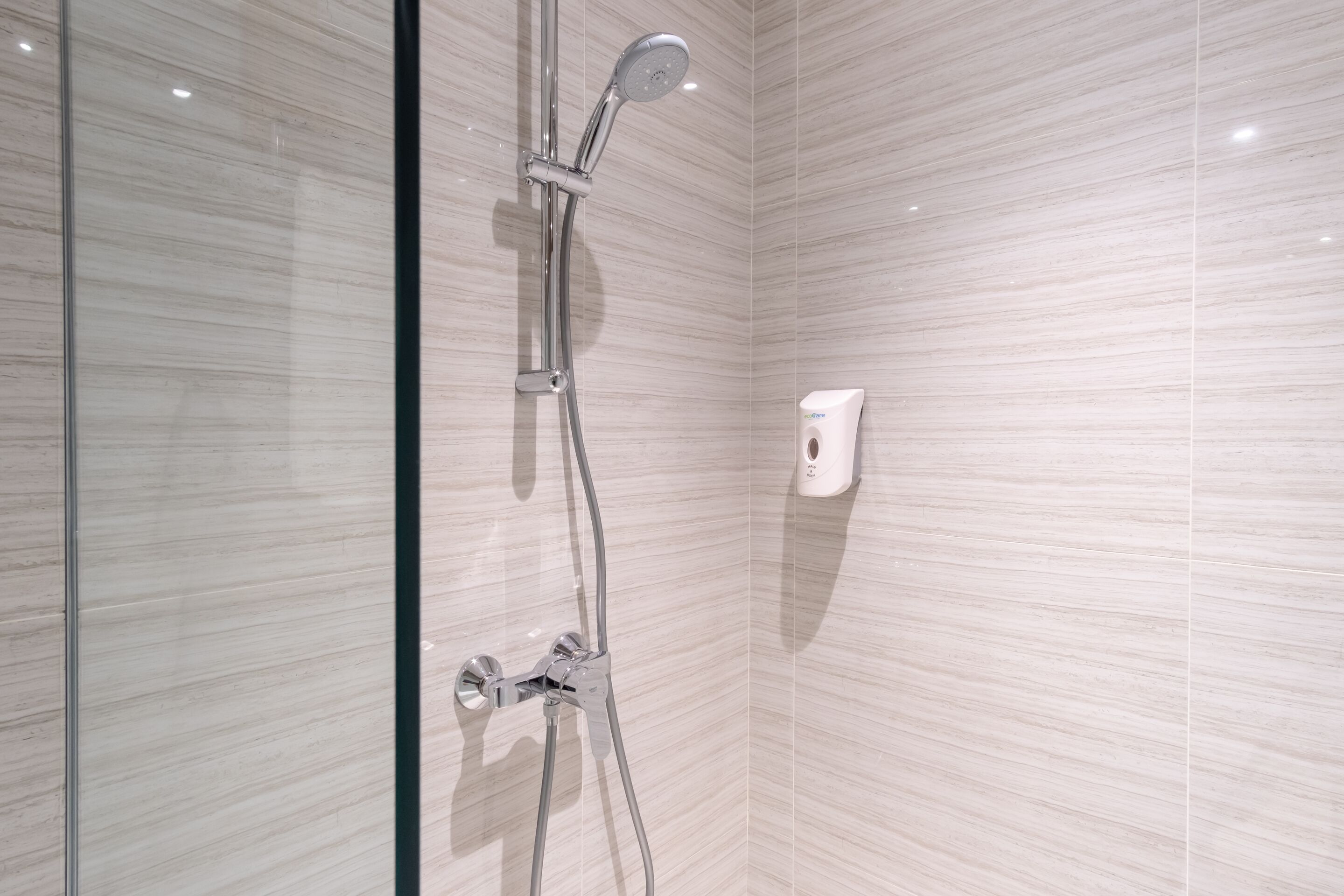 deluxe double room | bathroom shower
