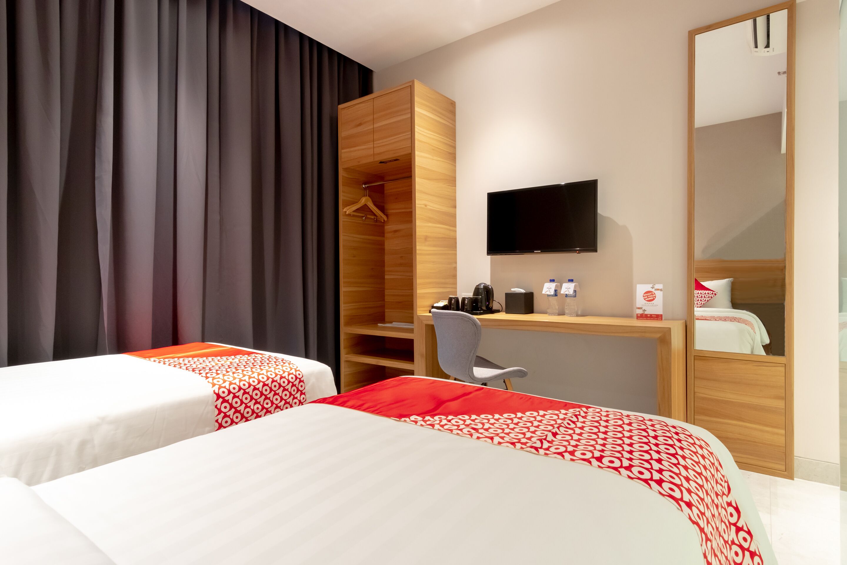 standard twin room | in-room safe, desk, soundproofing, free wifi