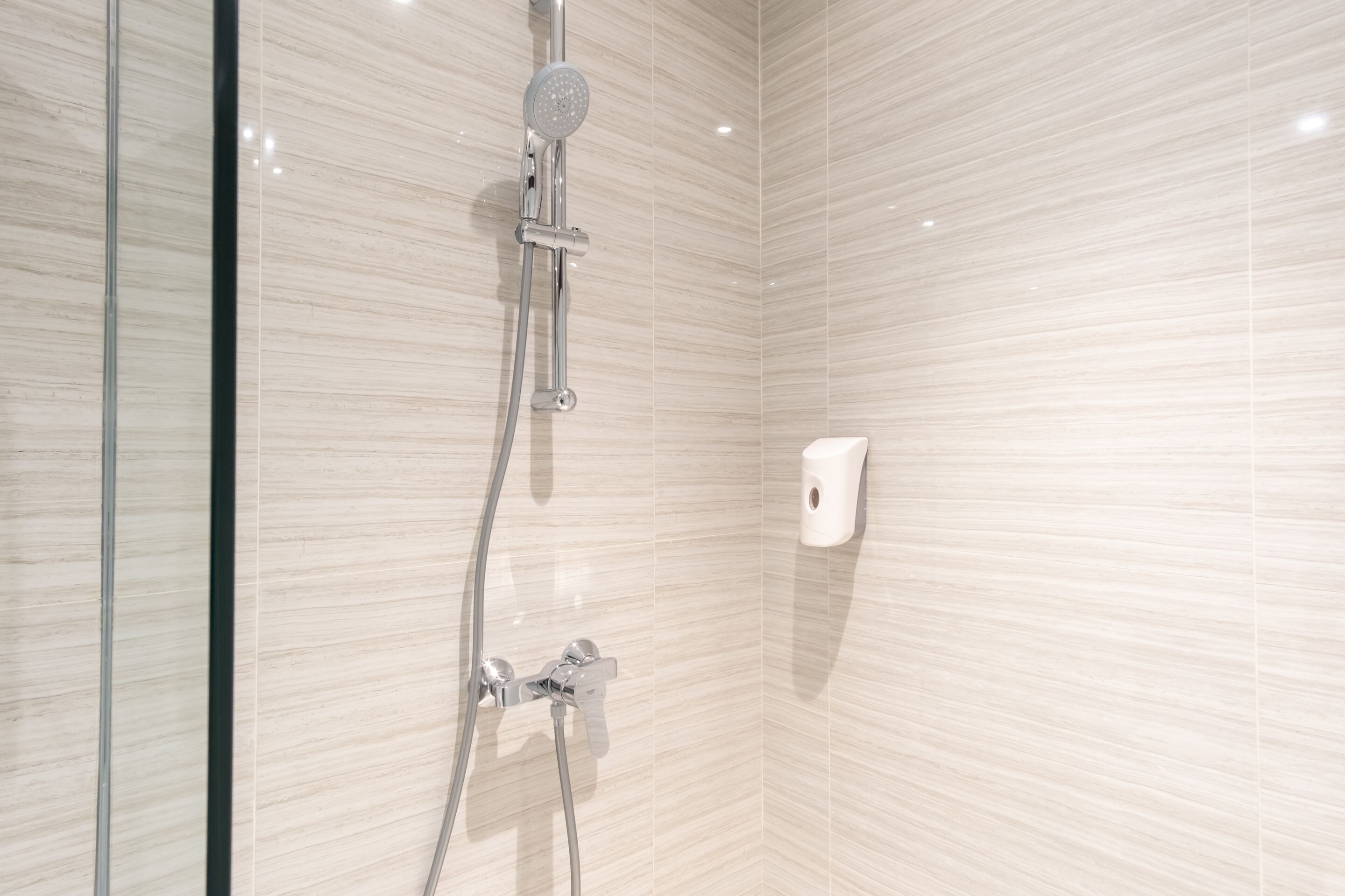 standard twin room | bathroom | shower, slippers, towels