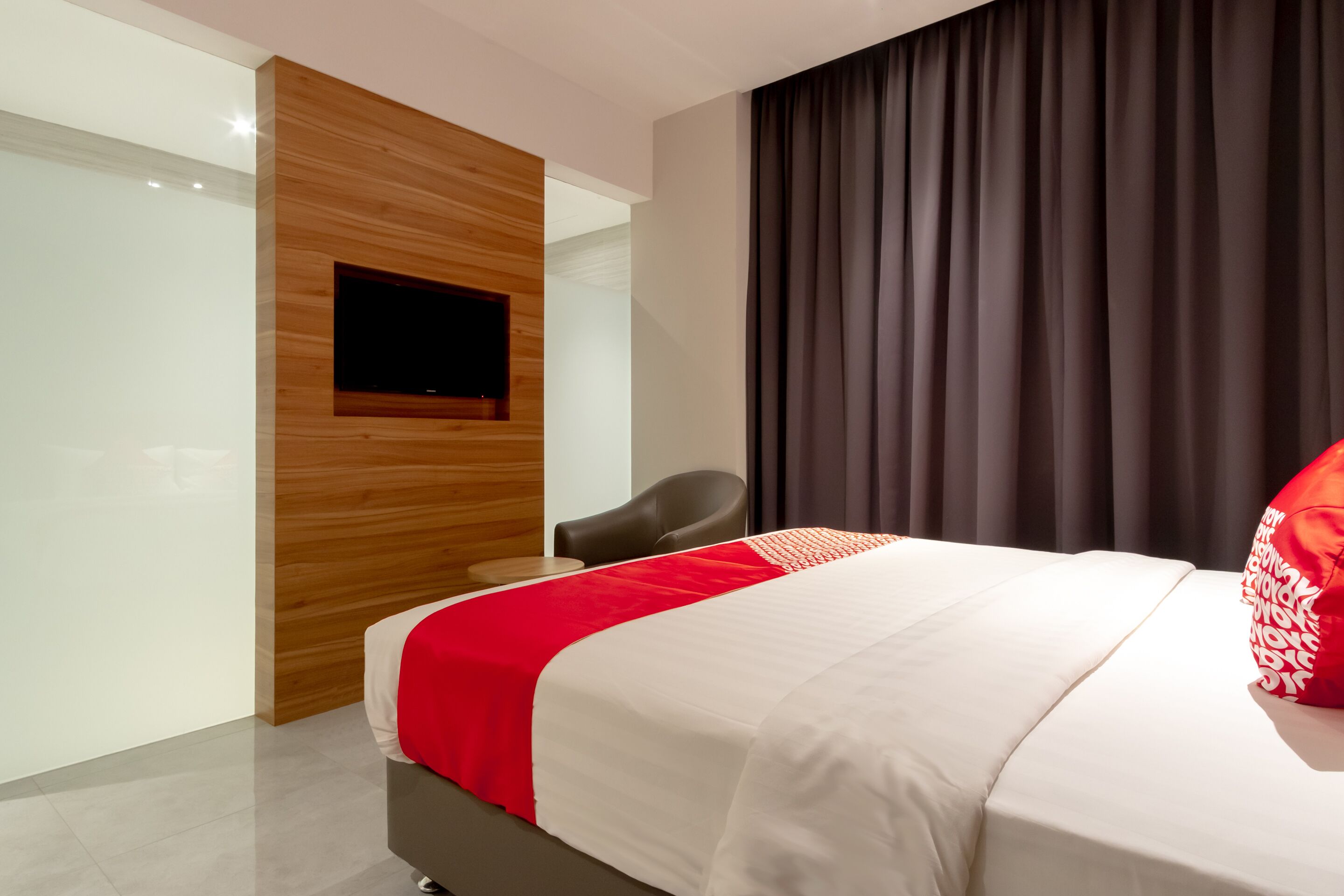 deluxe double room | in-room safe, desk, soundproofing, free wifi
