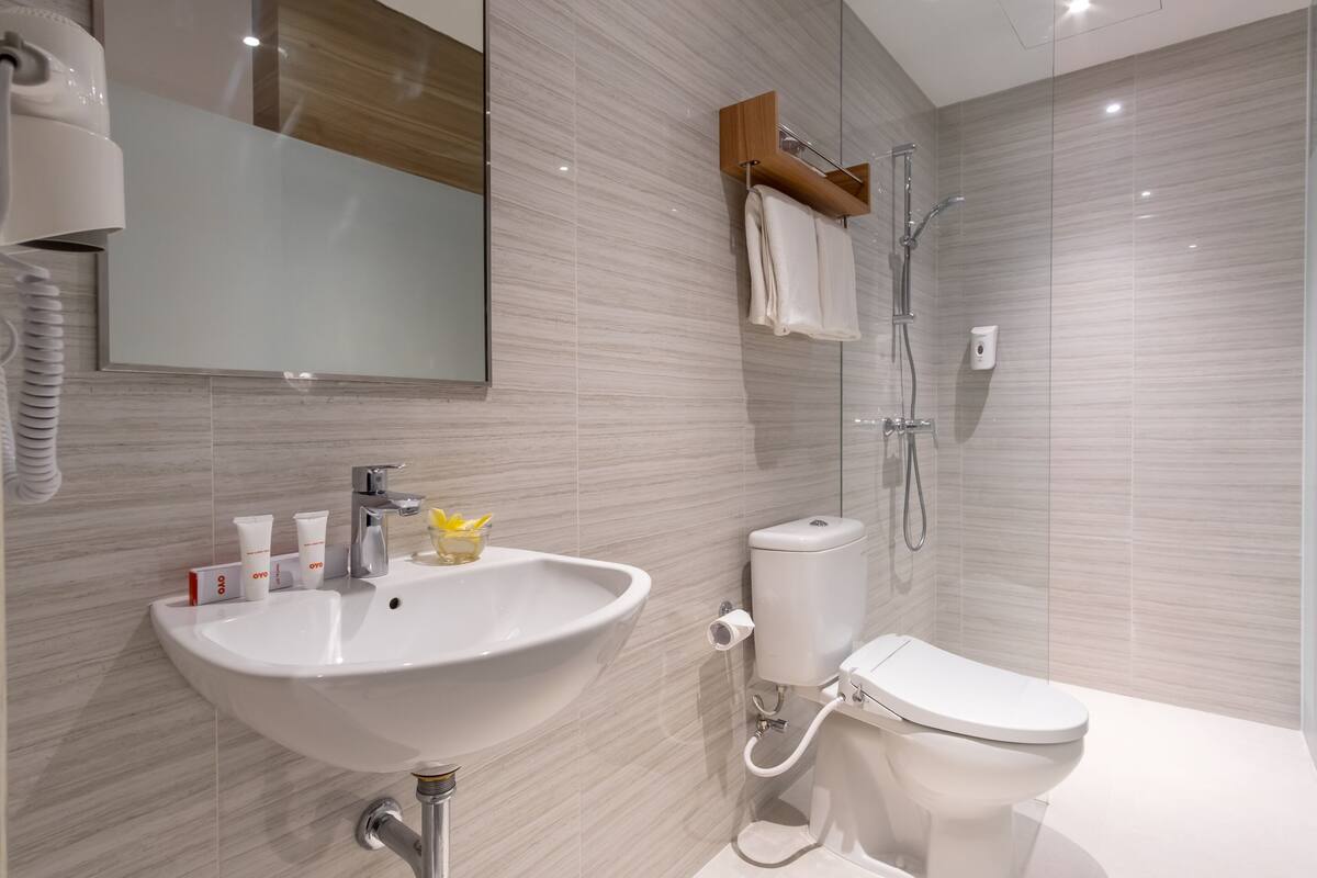 deluxe double room | bathroom | shower, slippers, towels