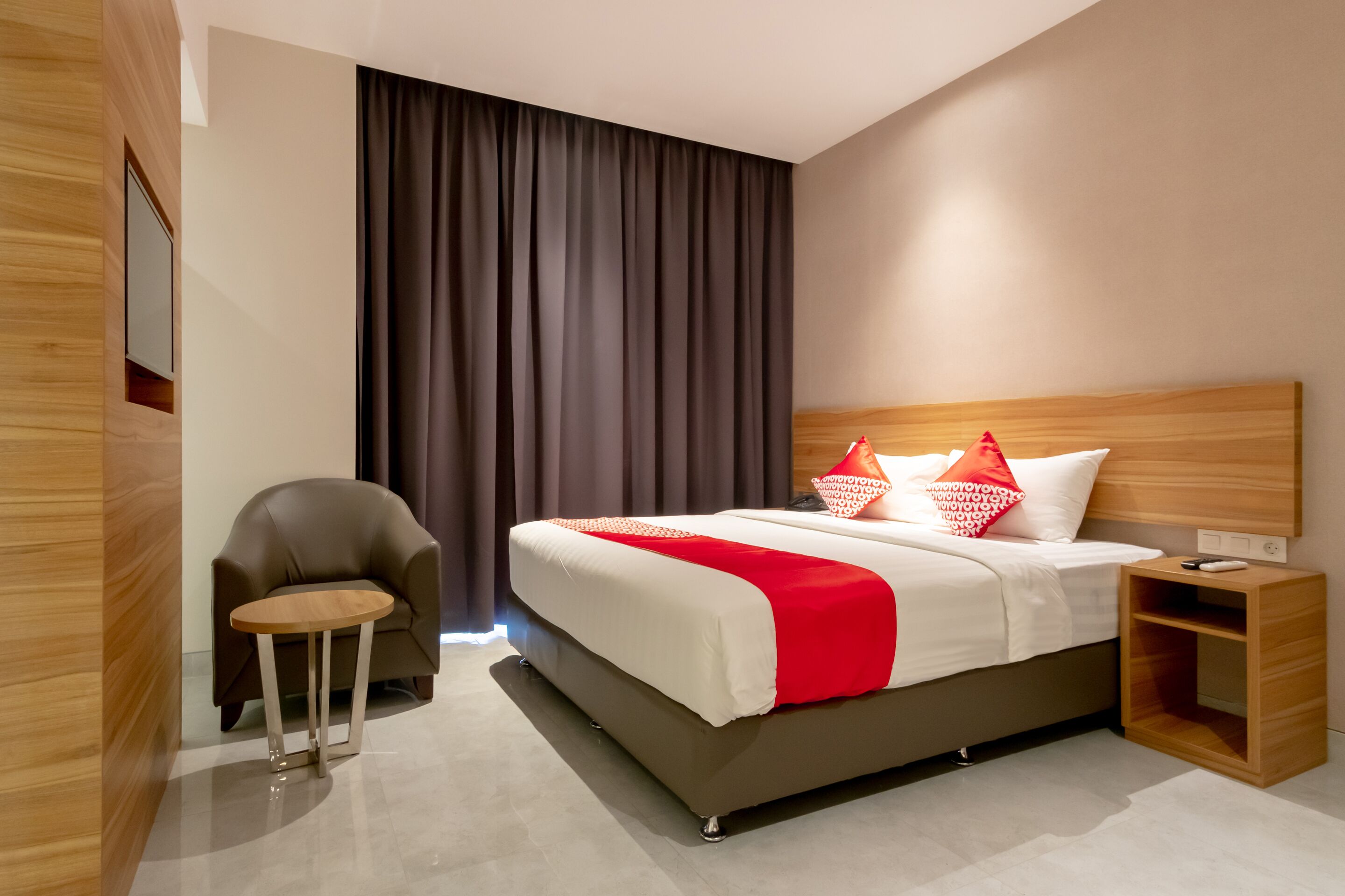 deluxe double room | in-room safe, desk, soundproofing, free wifi