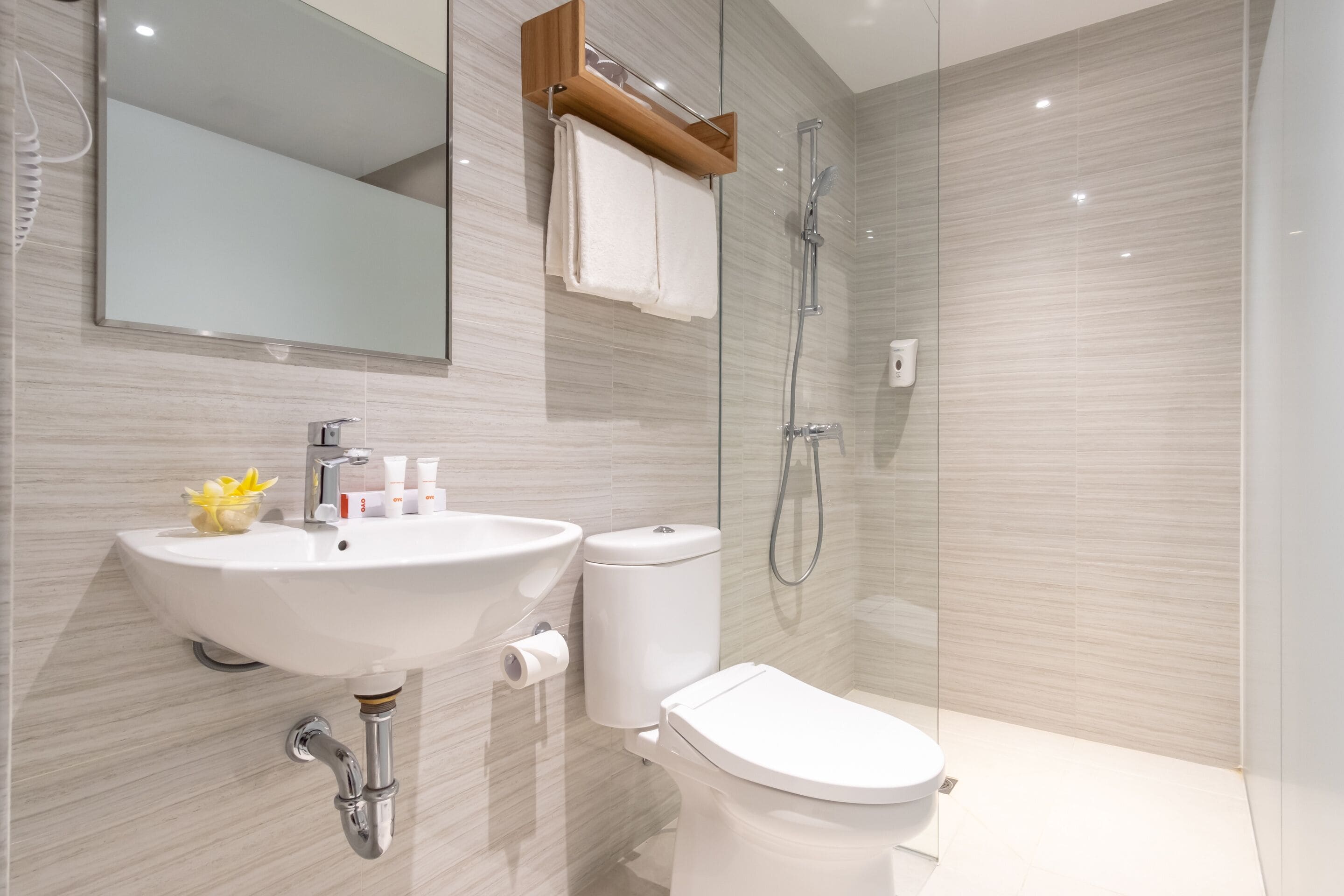 standard twin room | bathroom | shower, slippers, towels