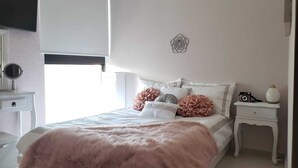 A bedroom with a bed, bedside table, and a wall-mounted decoration. - Comfortable private room (Lomas de San Francisco)