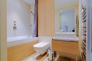 Combined shower/bathtub