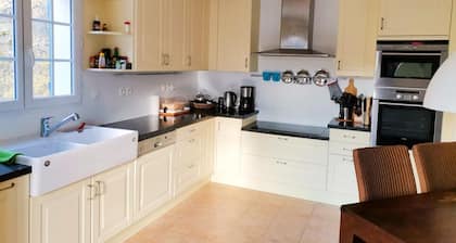 Villa avec jardin prĂšs de beau terrain de golf