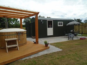 Outdoor dining - Well equiped shepherds hut ferrensby north yorkshire with hot tub & sauna barrel (knaresborough)