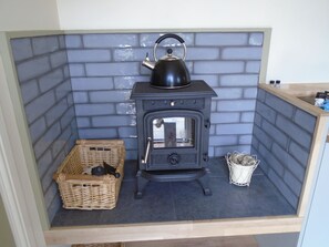 Interior - Well equiped shepherds hut ferrensby north yorkshire with hot tub & sauna barrel (knaresborough)